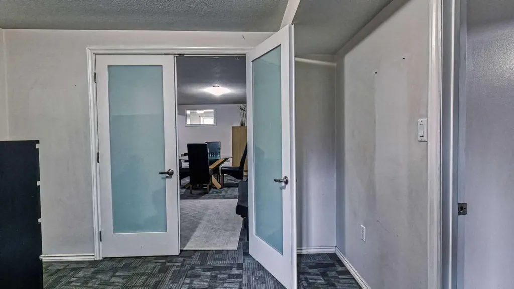 5924 Bow Crescent NW Calgary AB T3B 2B7