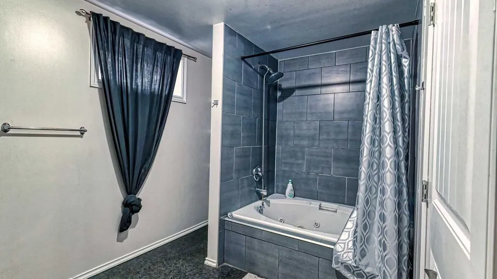 5924 Bow Crescent NW Calgary AB T3B 2B7