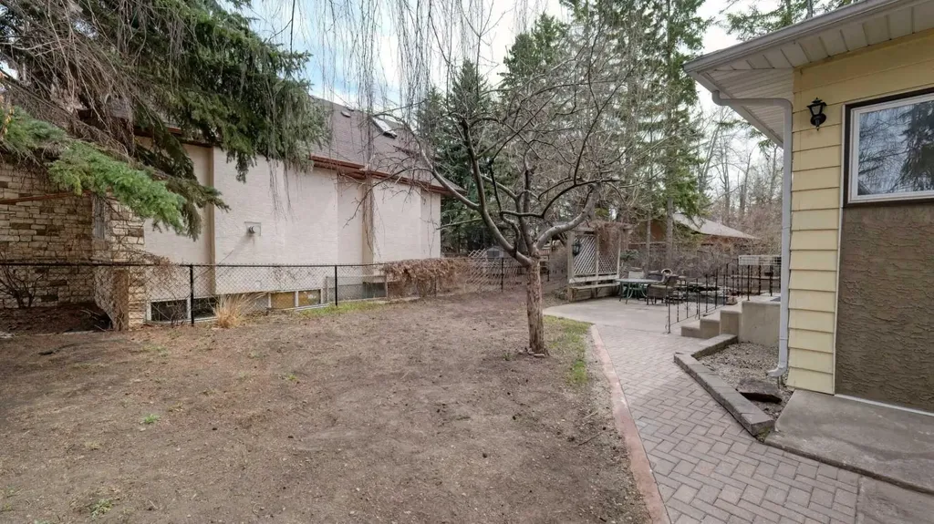 5924 Bow Crescent NW Calgary AB T3B 2B7
