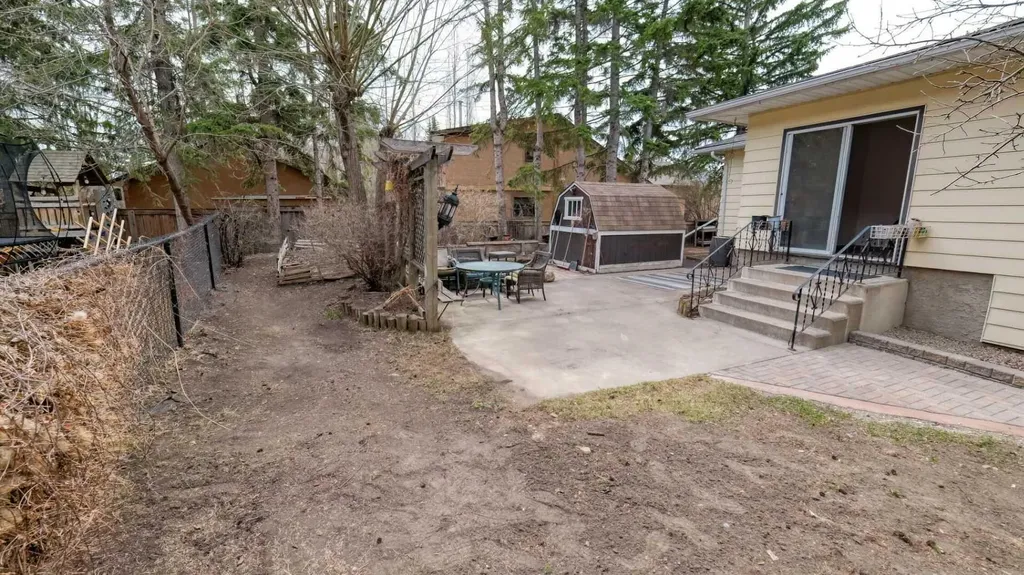 5924 Bow Crescent NW Calgary AB T3B 2B7