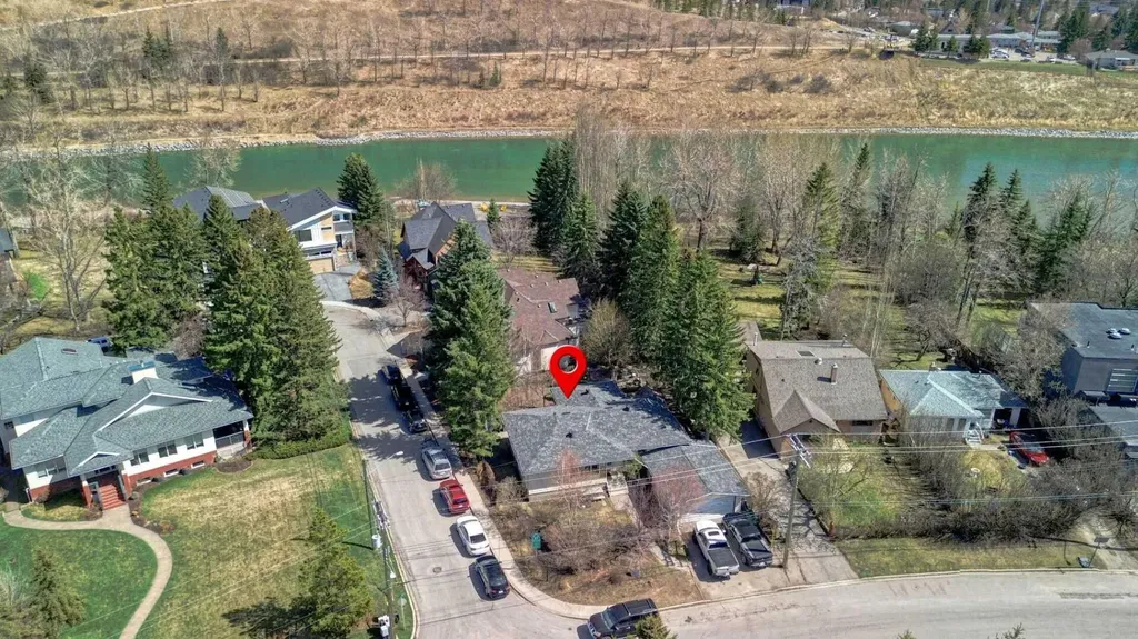 5924 Bow Crescent NW Calgary AB T3B 2B7