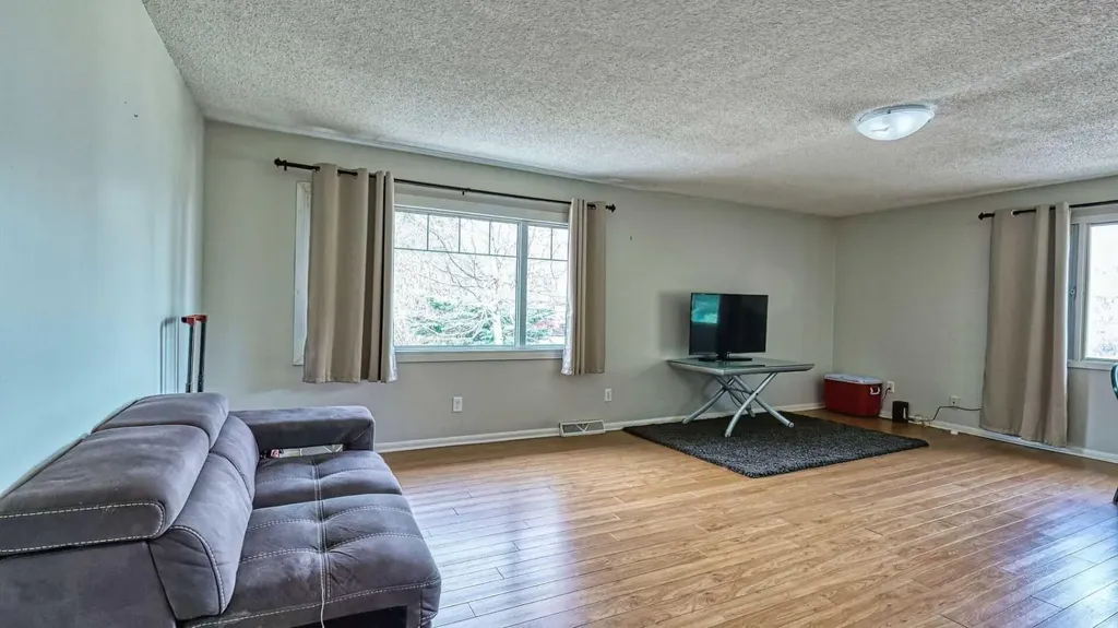 5924 Bow Crescent NW Calgary AB T3B 2B7