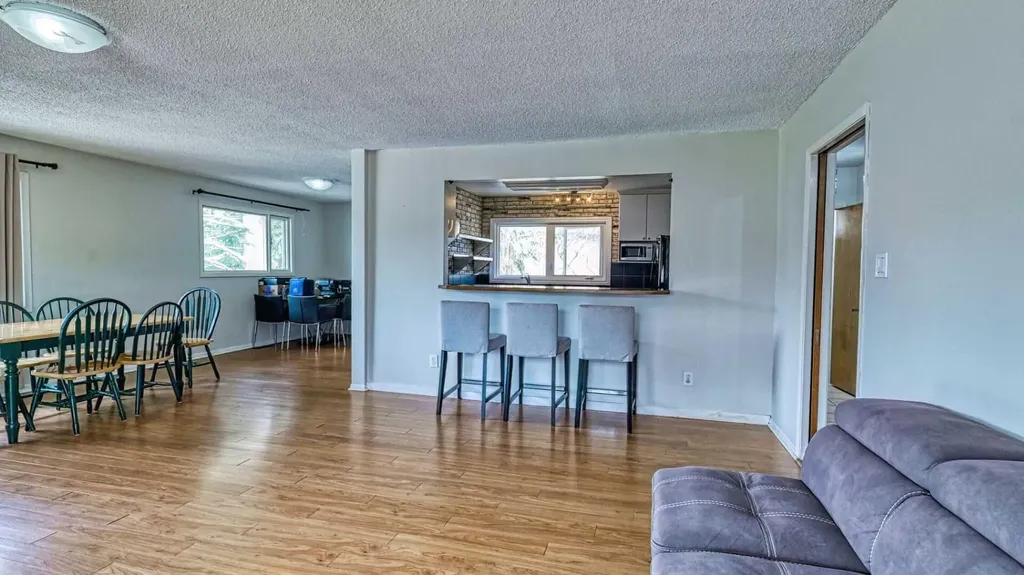 5924 Bow Crescent NW Calgary AB T3B 2B7