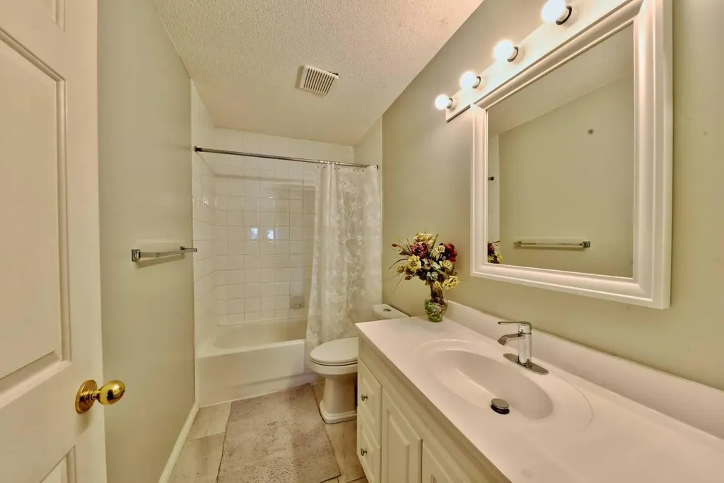 105 Coral Springs Close NE Calgary AB T3J 3S5
