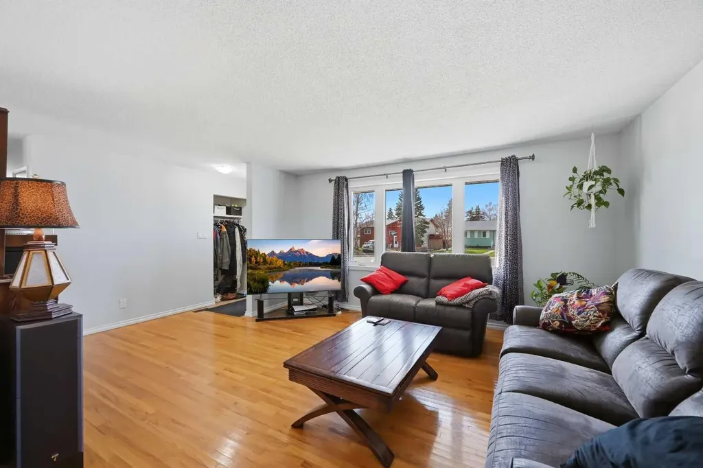 1012 Riddell Place SE Calgary AB T2A 1Y5