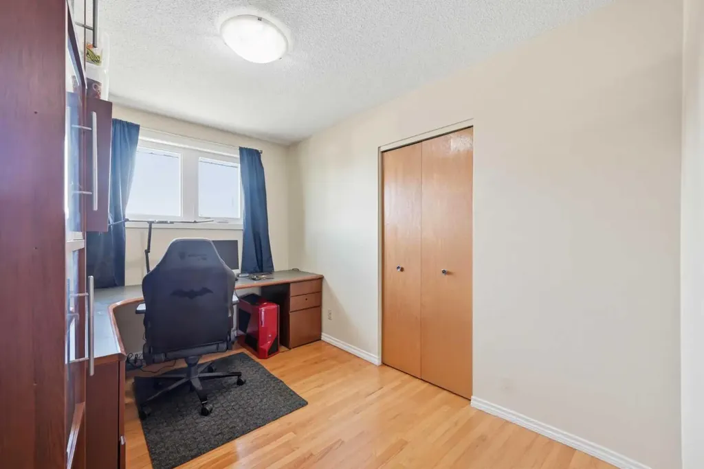 1012 Riddell Place SE Calgary AB T2A 1Y5