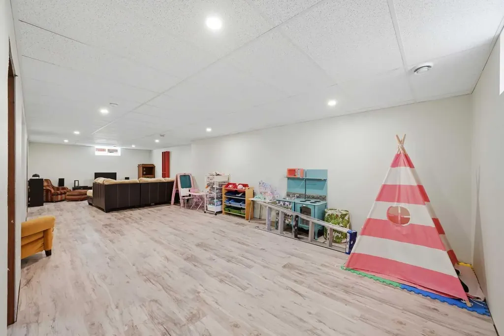 1012 Riddell Place SE Calgary AB T2A 1Y5