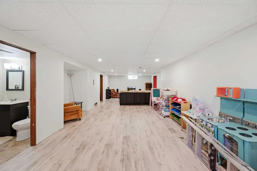 1012 Riddell Place SE Calgary AB T2A 1Y5