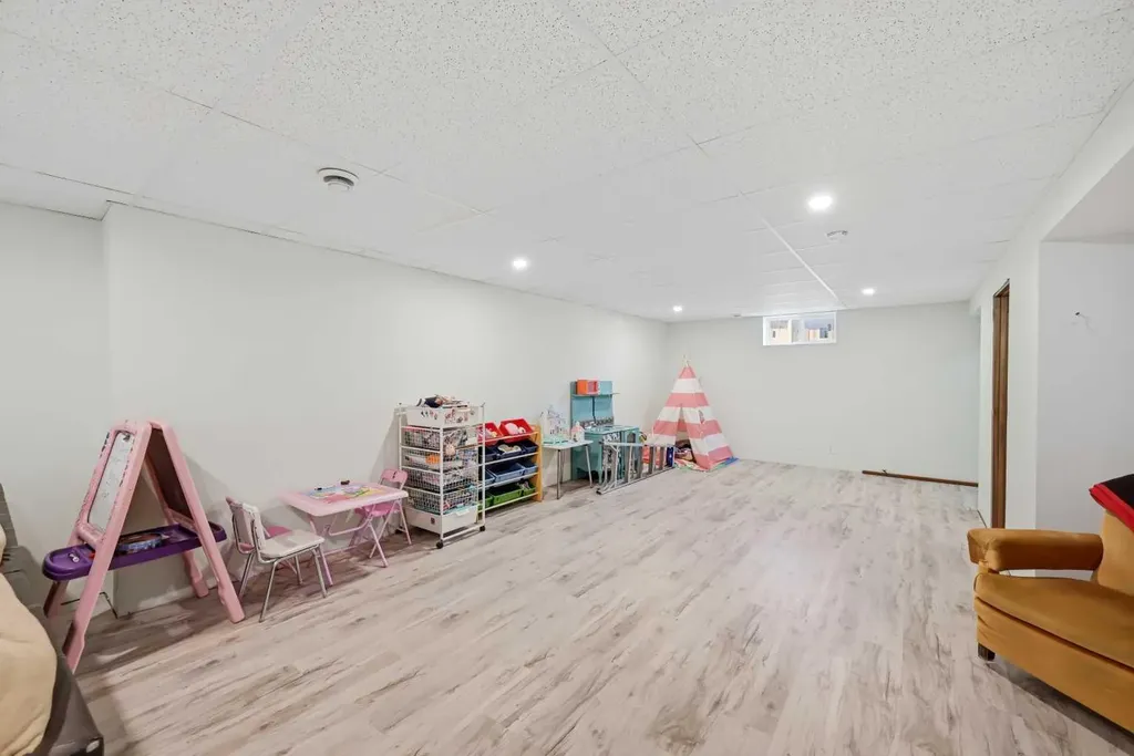 1012 Riddell Place SE Calgary AB T2A 1Y5