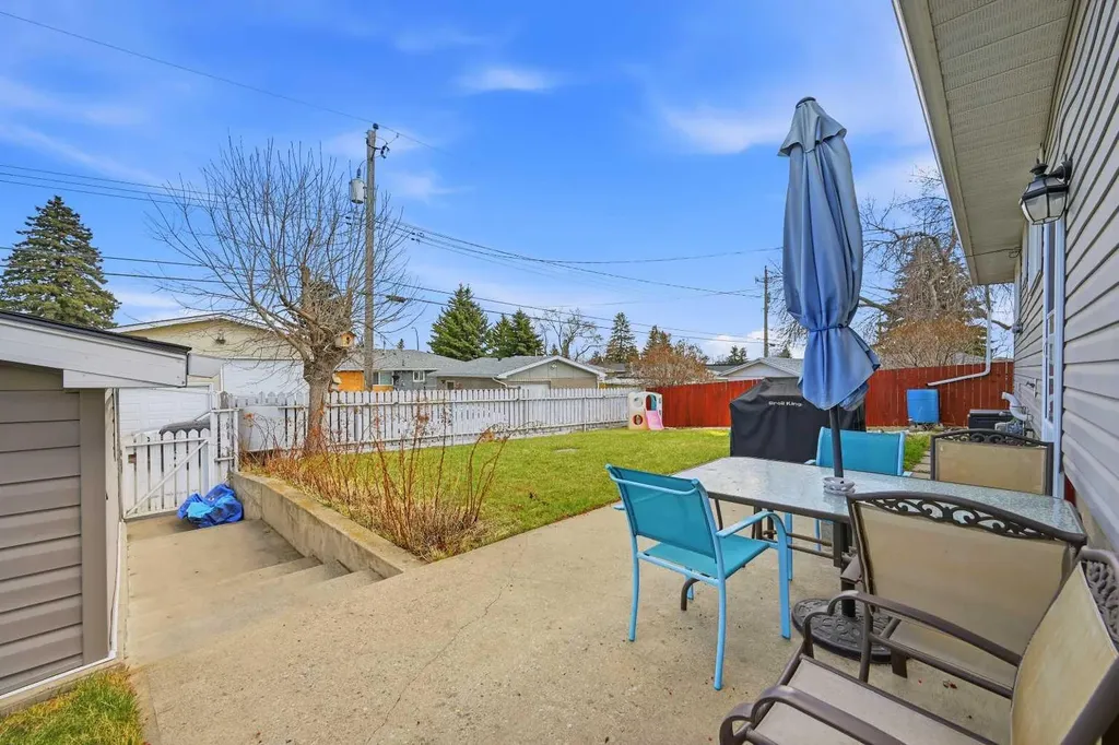 1012 Riddell Place SE Calgary AB T2A 1Y5