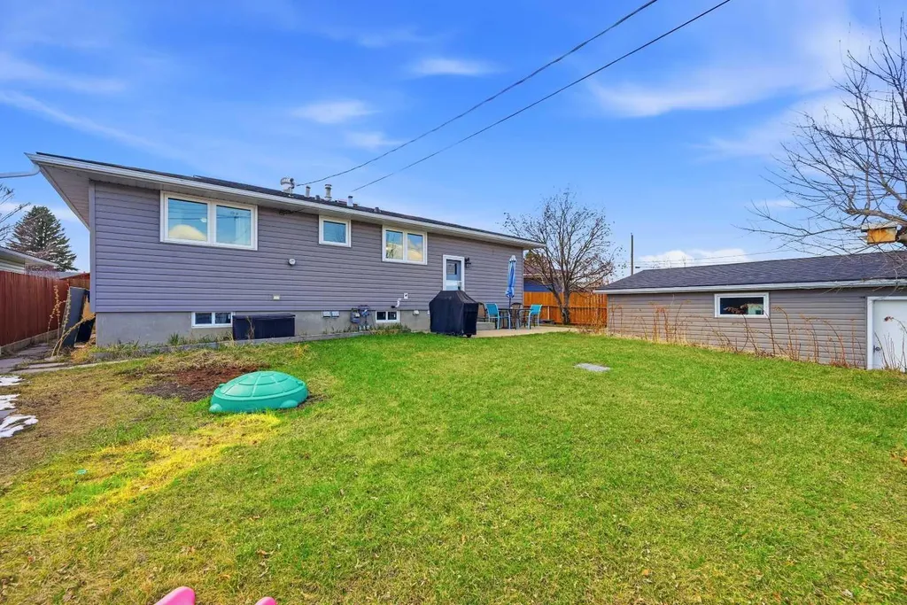 1012 Riddell Place SE Calgary AB T2A 1Y5