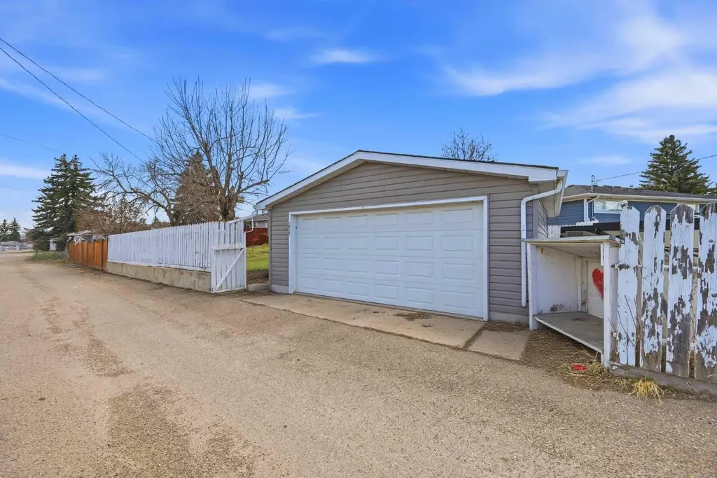 1012 Riddell Place SE Calgary AB T2A 1Y5