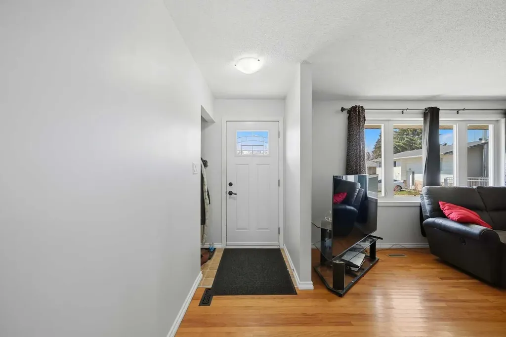 1012 Riddell Place SE Calgary AB T2A 1Y5