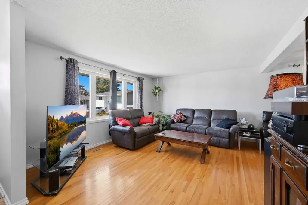 1012 Riddell Place SE Calgary AB T2A 1Y5