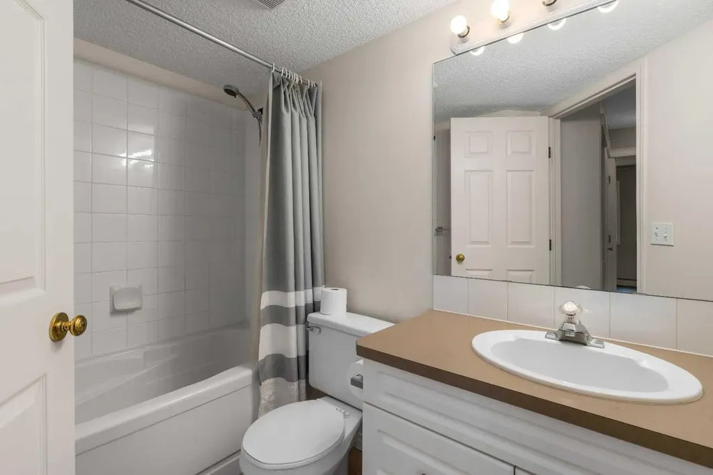 26 Country Hills View NW Calgary AB T3K 5G2