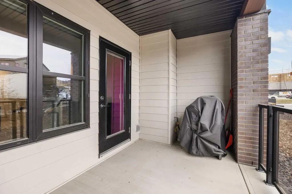 81 Arbour Lake View NW Calgary AB T3G 0H4