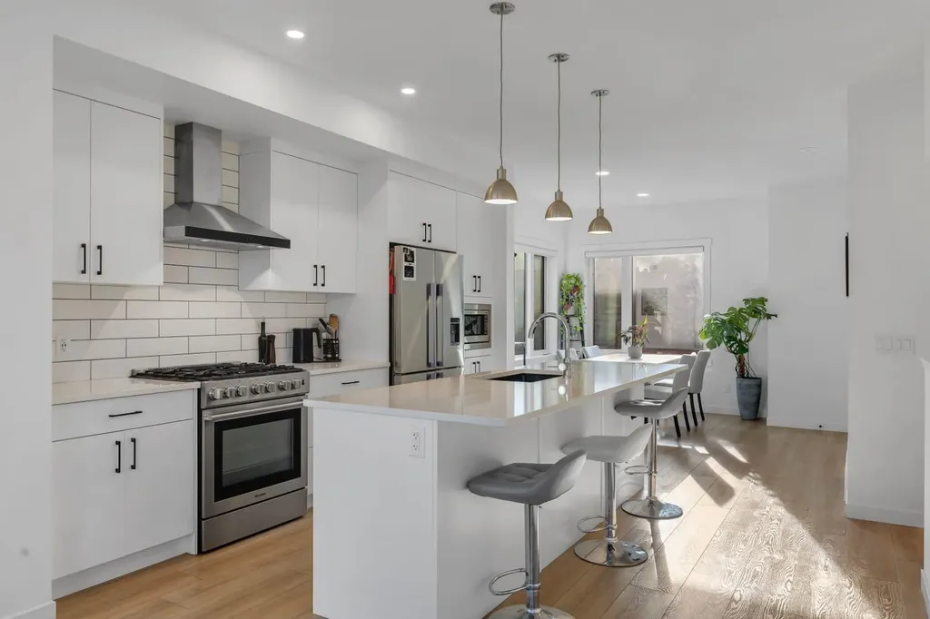 213 Greenbriar Common Calgary AB T3B 6J3