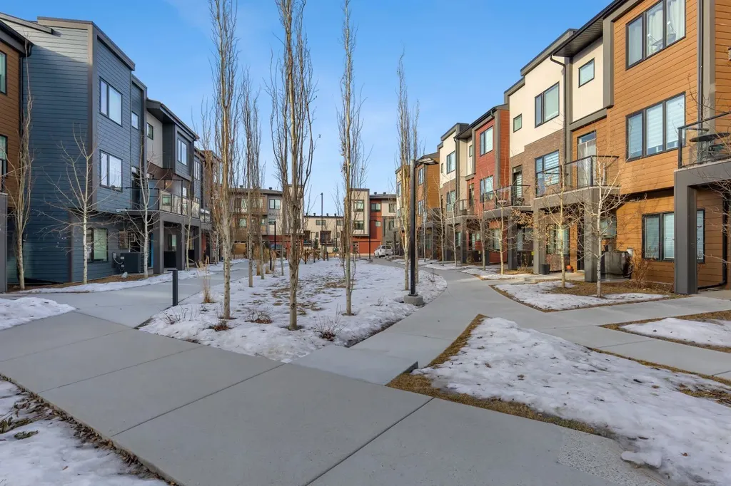 213 Greenbriar Common Calgary AB T3B 6J3