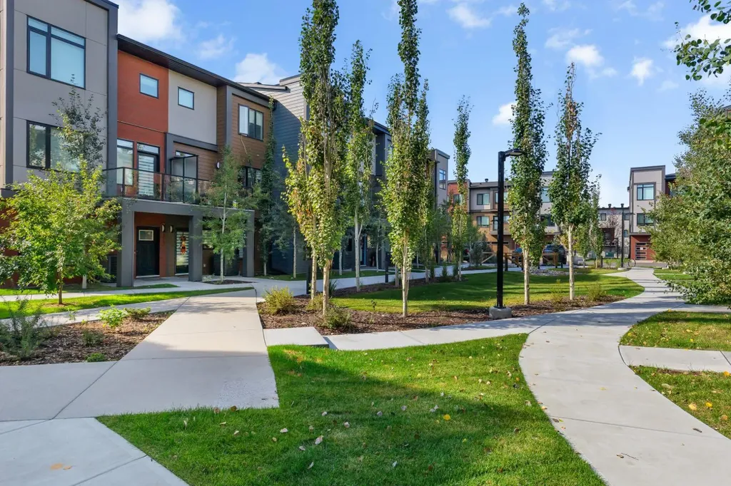 213 Greenbriar Common Calgary AB T3B 6J3