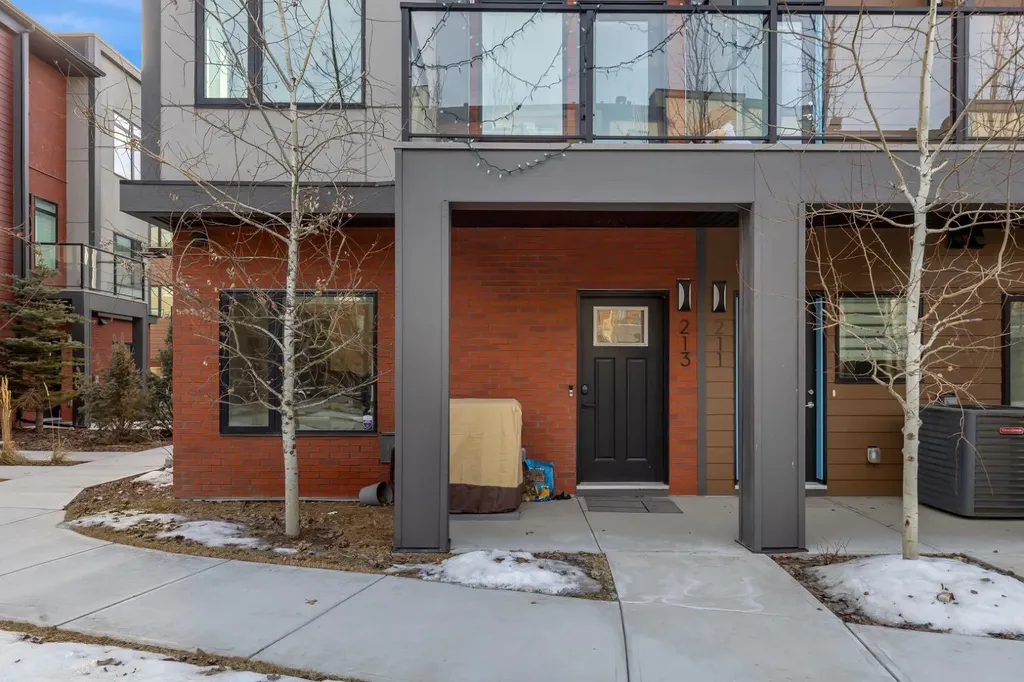 213 Greenbriar Common Calgary AB T3B 6J3