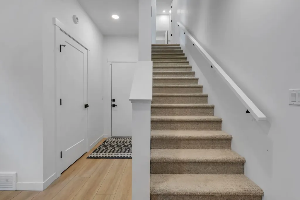 213 Greenbriar Common Calgary AB T3B 6J3