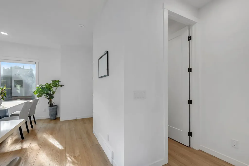 213 Greenbriar Common Calgary AB T3B 6J3