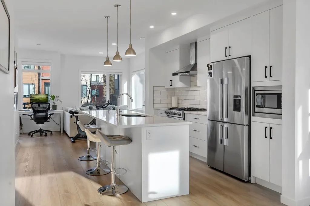213 Greenbriar Common Calgary AB T3B 6J3