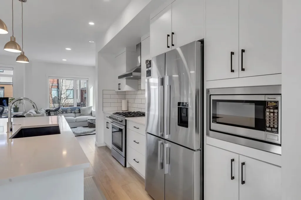 213 Greenbriar Common Calgary AB T3B 6J3