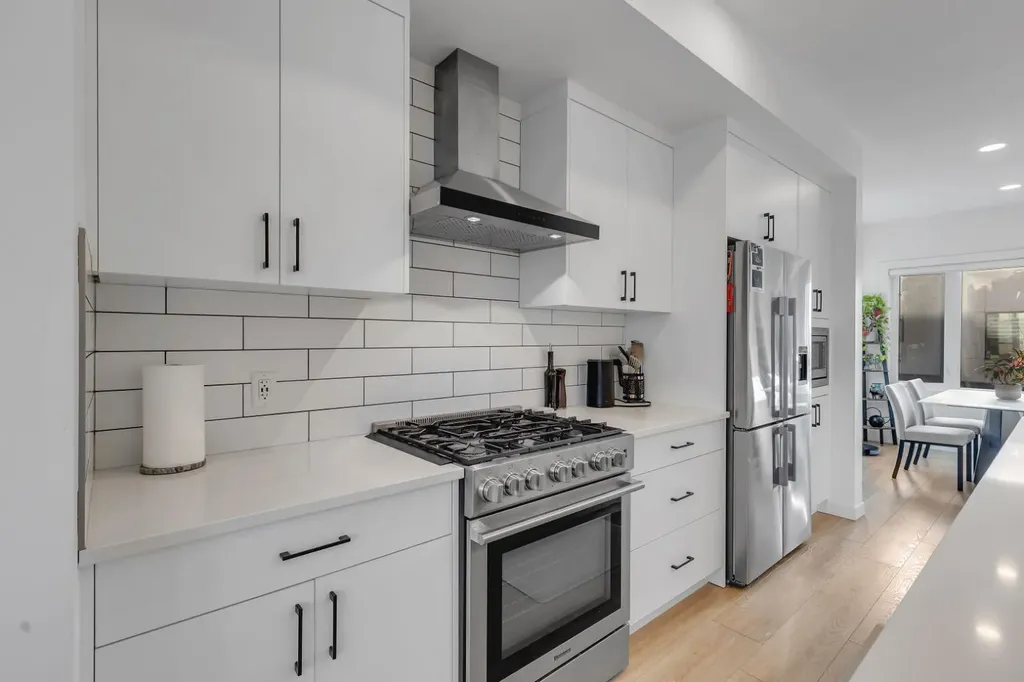 213 Greenbriar Common Calgary AB T3B 6J3