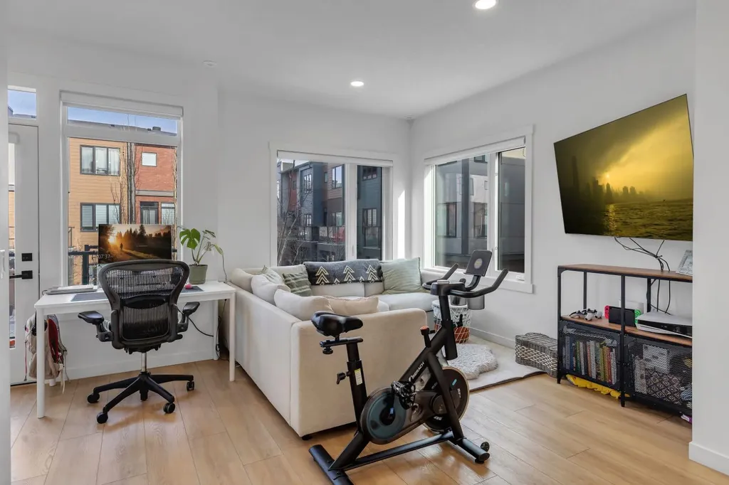 213 Greenbriar Common Calgary AB T3B 6J3