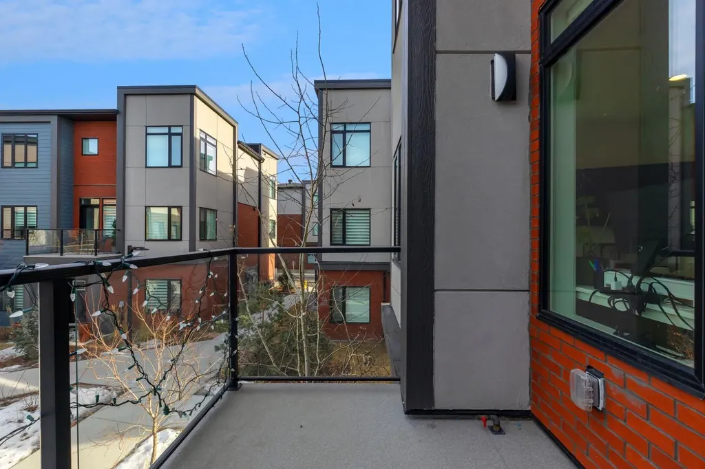213 Greenbriar Common Calgary AB T3B 6J3