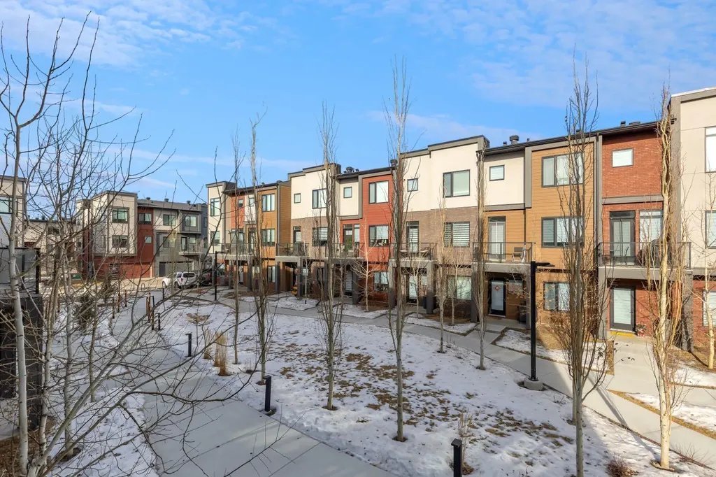 213 Greenbriar Common Calgary AB T3B 6J3