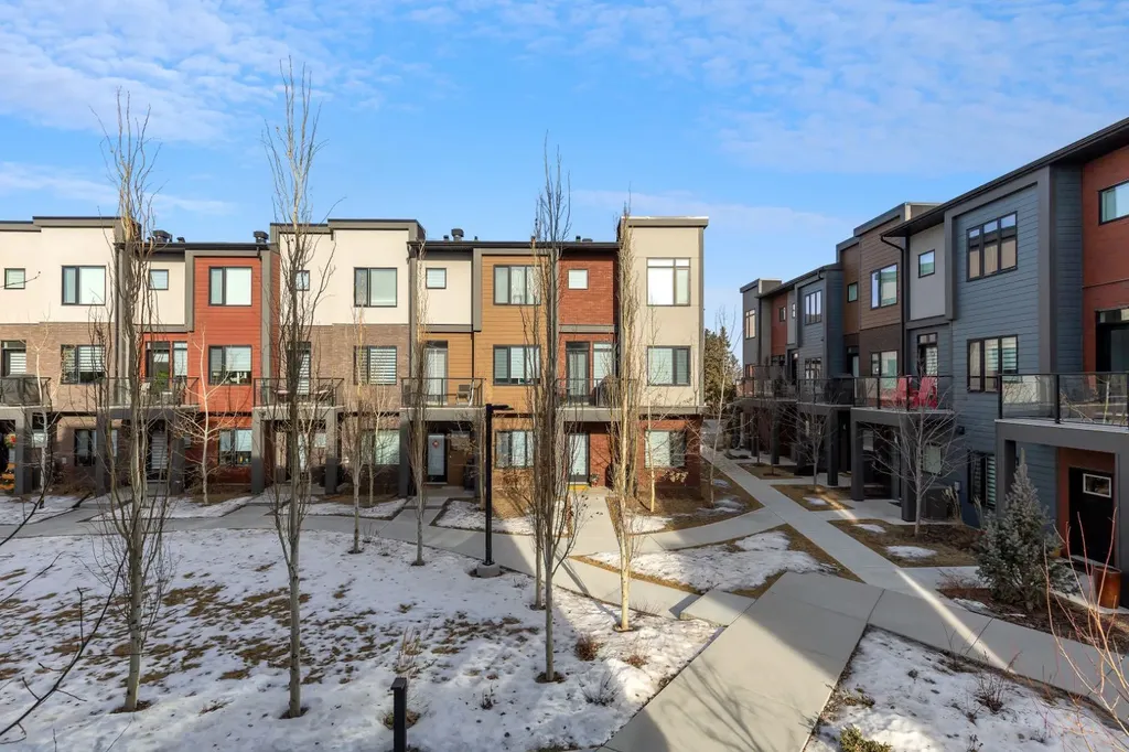 213 Greenbriar Common Calgary AB T3B 6J3