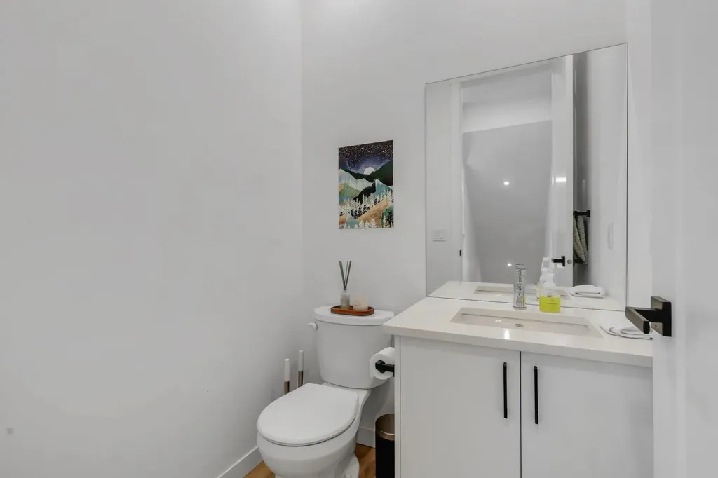 213 Greenbriar Common Calgary AB T3B 6J3