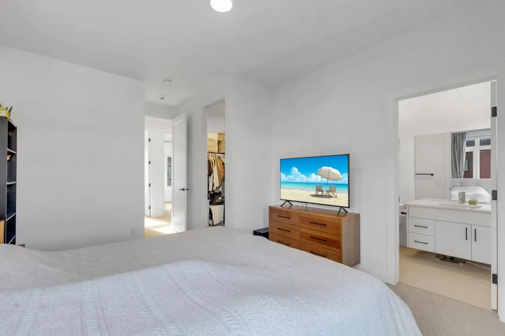 213 Greenbriar Common Calgary AB T3B 6J3