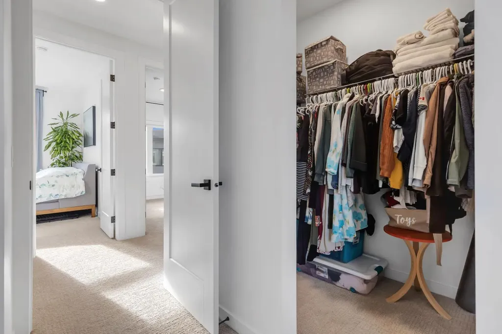 213 Greenbriar Common Calgary AB T3B 6J3