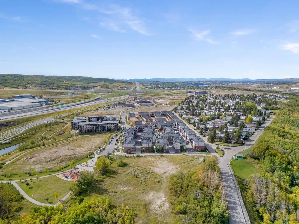 213 Greenbriar Common Calgary AB T3B 6J3