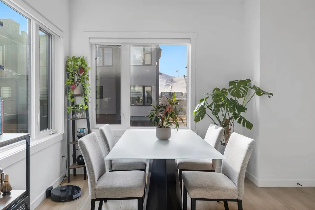 213 Greenbriar Common Calgary AB T3B 6J3
