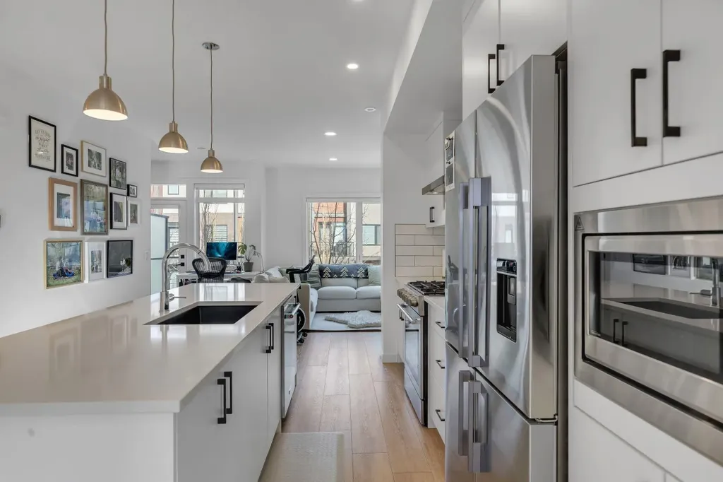 213 Greenbriar Common Calgary AB T3B 6J3