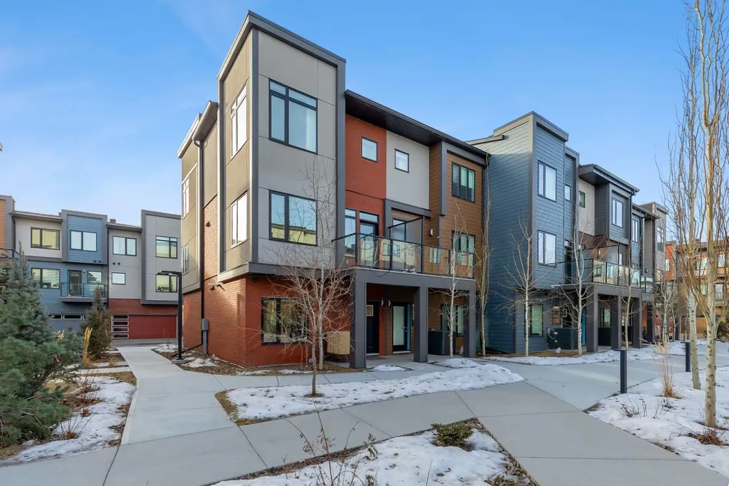 213 Greenbriar Common Calgary AB T3B 6J3