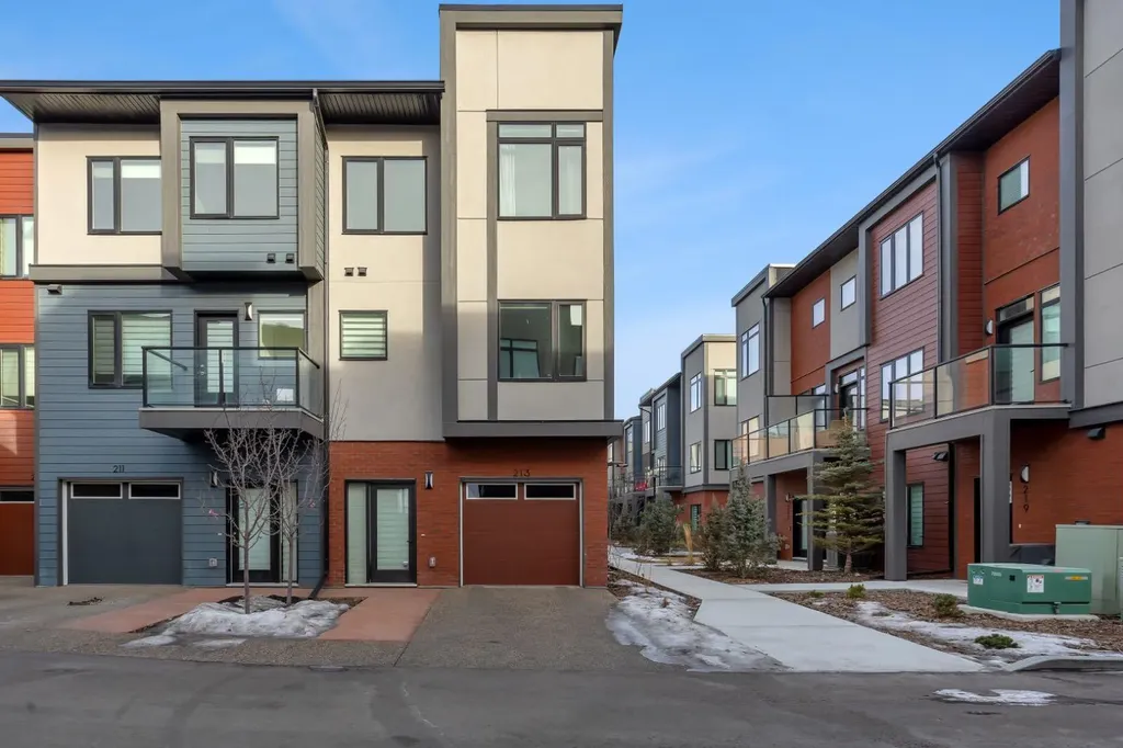 213 Greenbriar Common Calgary AB T3B 6J3