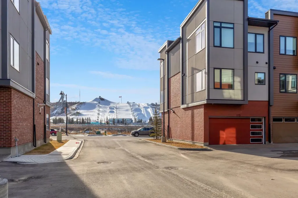 213 Greenbriar Common Calgary AB T3B 6J3