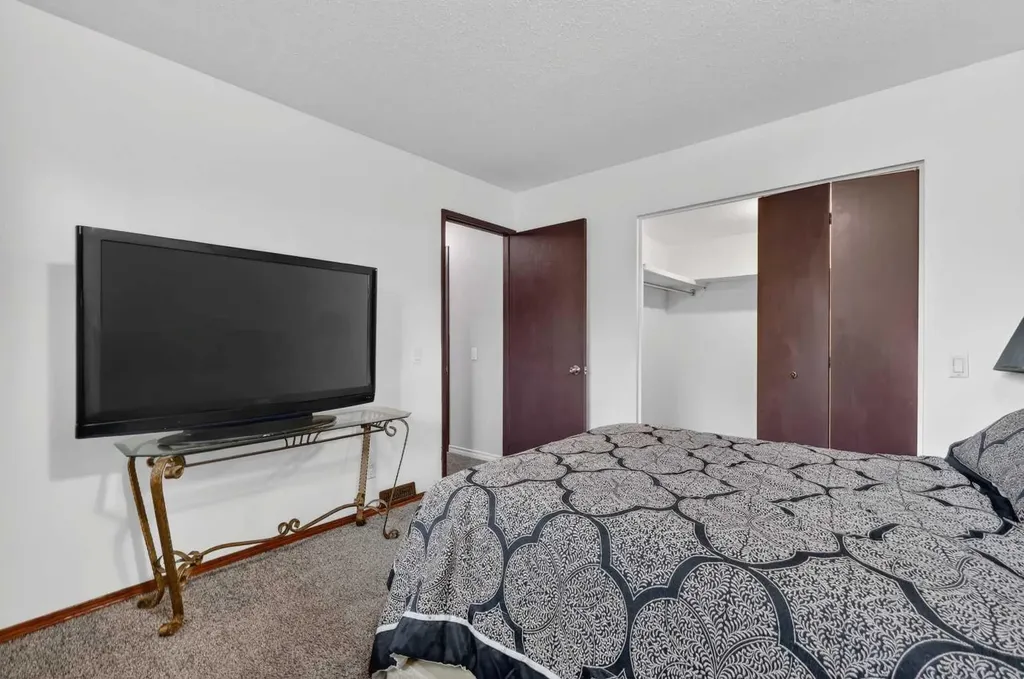 1203 44 Street SE Calgary AB T2A5E6