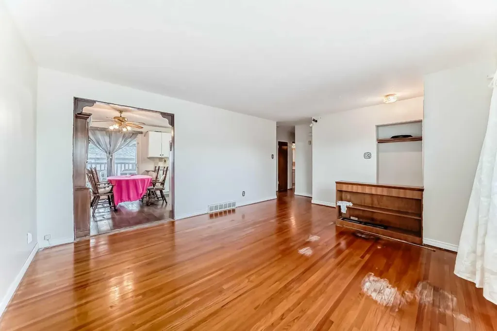 1527 49 Street SE Calgary AB T2A 1S2