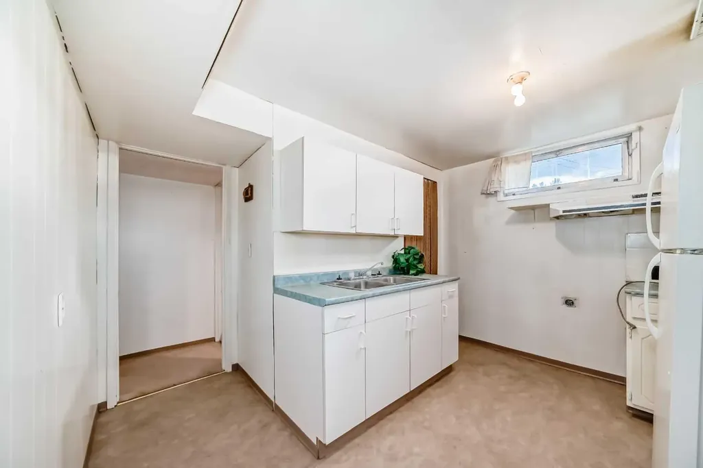 1527 49 Street SE Calgary AB T2A 1S2