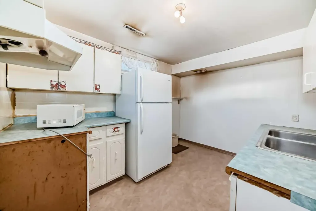 1527 49 Street SE Calgary AB T2A 1S2