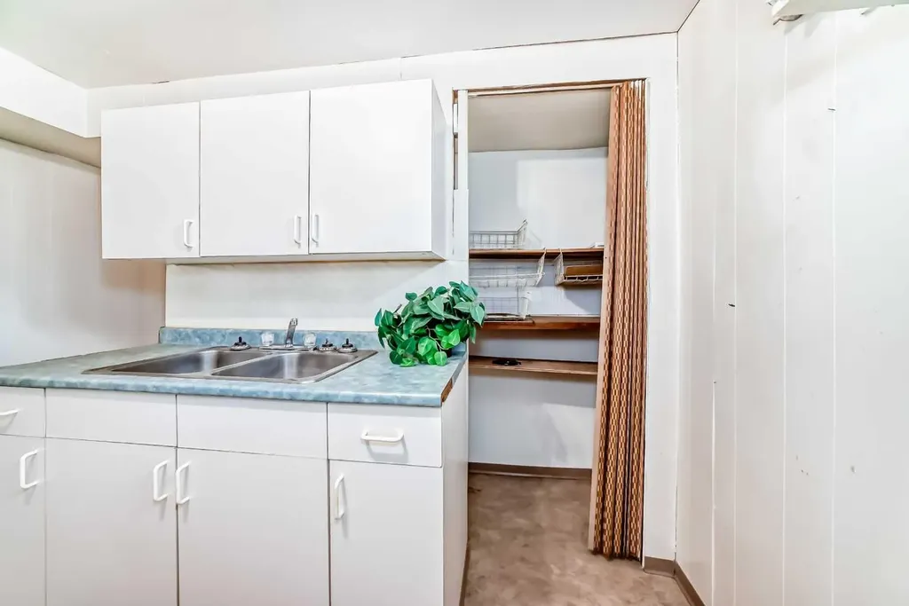 1527 49 Street SE Calgary AB T2A 1S2