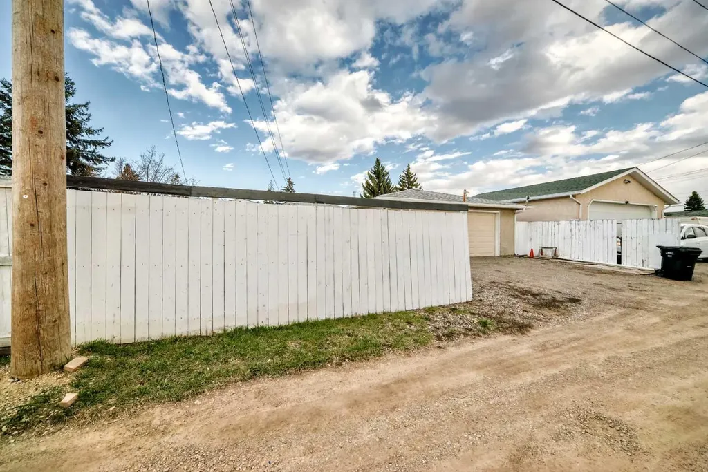 1527 49 Street SE Calgary AB T2A 1S2