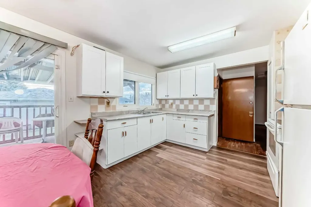 1527 49 Street SE Calgary AB T2A 1S2