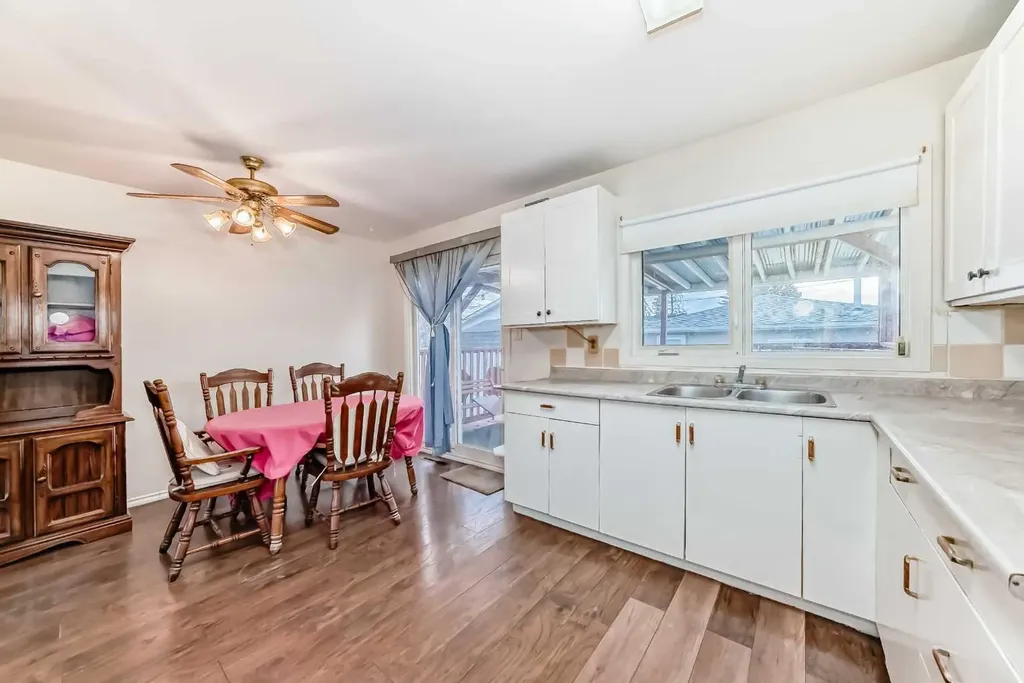 1527 49 Street SE Calgary AB T2A 1S2
